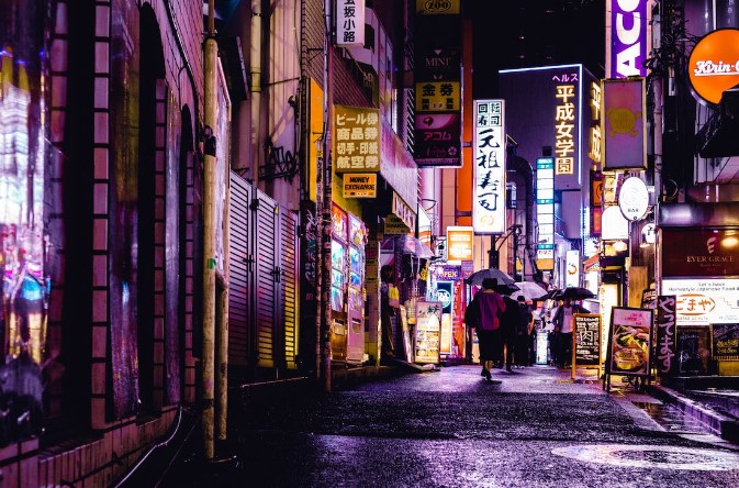 British expatriate walking on the streets of Japan and admiring the cultural differences between the two countries.